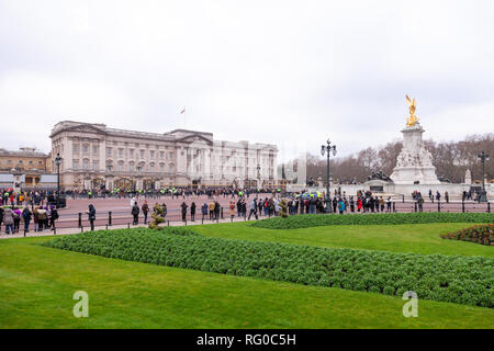 London, England - 23. Januar 2019. Menschenmassen versammeln sich auf dem Gelände und vor den Toren des Buckingham Palace die tägliche Wachablösung zu sehen. Stockfoto