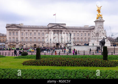 London, England - 23. Januar 2019. Menschenmassen versammeln sich auf dem Gelände und vor den Toren des Buckingham Palace die tägliche Wachablösung zu sehen. Stockfoto