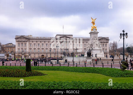 London, England - 23. Januar 2019. Menschenmassen versammeln sich auf dem Gelände und vor den Toren des Buckingham Palace die tägliche Wachablösung zu sehen. Stockfoto