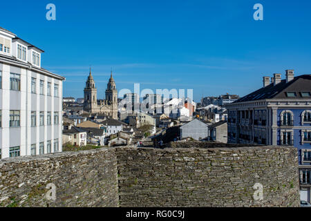 Lugo, Galizien, Spanien; April 2015: Blick auf die St Mary Kathedrale in Lugo, Spanien, von historischen römischen Mauern gesehen. Stockfoto