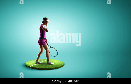 Frau tennis player auf Sockel vor blauem Hintergrund. Mixed Media Stockfoto