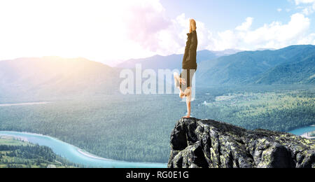 Erstaunlich yoga Mann sie einen Handstand auf Rock. Mixed Media Stockfoto