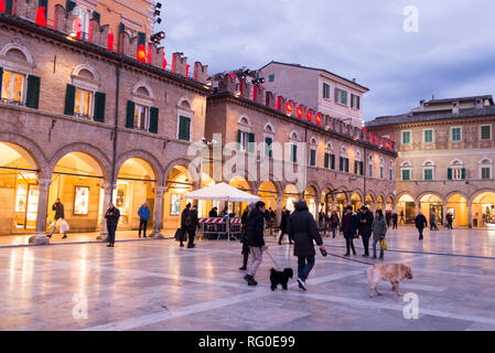 Ascoli Piceno, Italien - Dezember 2018: die Menschen gehen im Winter auf der Piazza del Popolo, der Hauptplatz der Stadt in Ascoli Piceno, Marken, Italien. Stockfoto