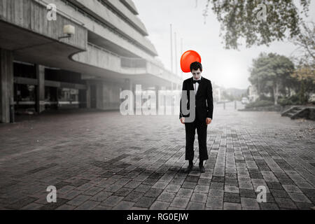 Mime-Mann im schwarzen Anzug auf der Suche umgekippt. Mixed Media Stockfoto