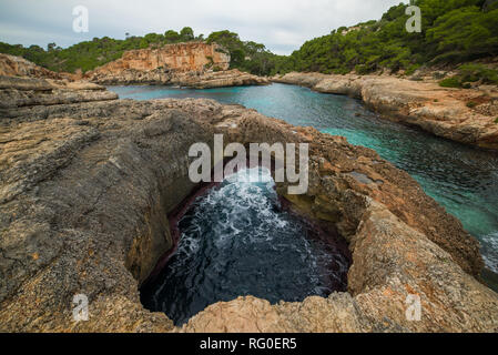 Meer Blick von Moro Cala S'Almonia, schönen wilden natürlichen Strand auf Mallorca Stockfoto