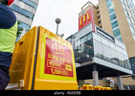 SEOUL, Südkorea - ca. Mai 2017: McDonalds Lieferung in Seoul. McDonald's ist eine US-amerikanische Hamburger und Fast Food Restaurant kette. Stockfoto