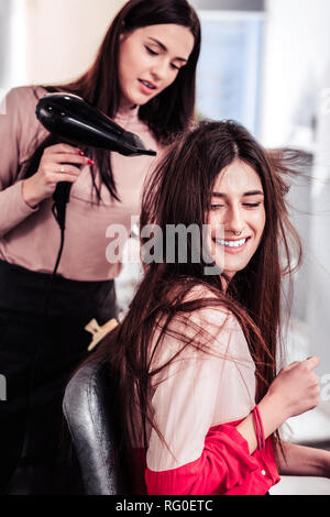 Schön positiv gut aussehende Frau ihren Kopf drehen Stockfoto