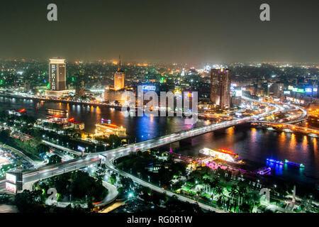 Kairo Ägypten 25.05.2018 - Luftbild von Nil und Bridge bei Nacht vom Kairo Tower beleuchtet - Ägypten Stockfoto