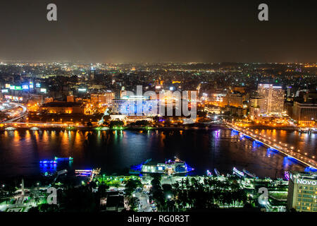 Kairo Ägypten 25.05.2018 - Luftbild von Nil und Bridge bei Nacht vom Kairo Tower beleuchtet - Ägypten Stockfoto