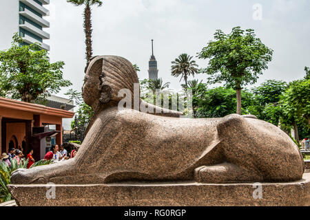 Skulptur vor der Ägypten Kairo Tower, 187 Meter hohen Betonturm von den alten Lotus inspiriert. An der Basis haben die Adler Saladins Stockfoto