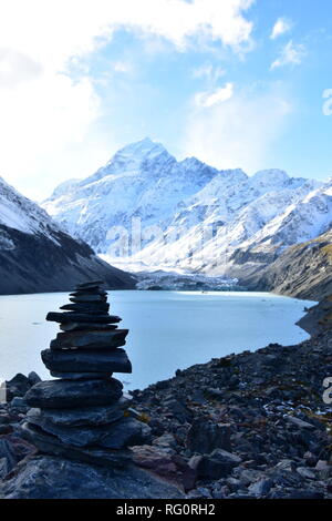 Ruhiger Blick auf die schneebedeckten Mount Cook von Hooker See bietet große Chance Cairn von den Steinen zu bauen Stockfoto