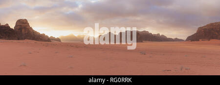 Panoramablick auf die Landschaft der Wüste, Wadi Rum Wüste in Jordanien bei Sonnenaufgang Stockfoto