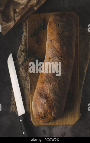 Frisches Gebäck Baguette mit Kräutern, Knoblauch von zu Hause Bäckerei Stockfoto