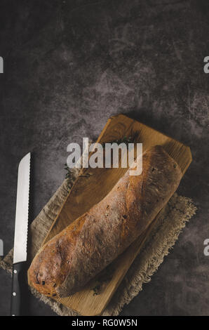 Frisches Gebäck Baguette mit Kräutern, Knoblauch von zu Hause Bäckerei Stockfoto