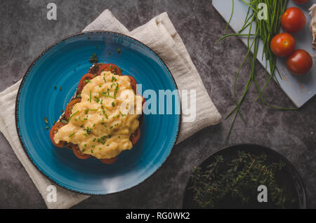 Vollkornbrot Einbau als Sandwitch, frisches Gemüse und Eier Stockfoto