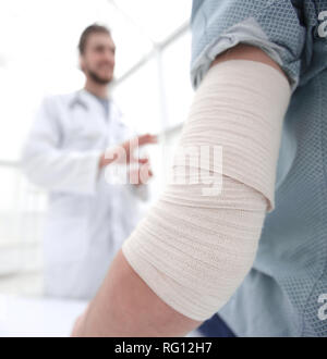 Orthopäden im Gespräch mit dem Patienten. Stockfoto