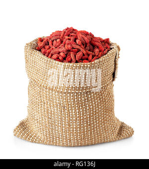 Getrocknete Goji Beeren im Sack auf weißem Hintergrund Stockfoto