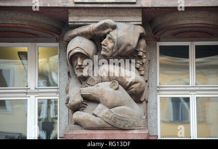 Close-up plastische Relief von Jan Stursa der alten tschechischen Rondocubism Gebäude, das 1921 gebaut wurde erstellt - 1923 Na Porici (zum Strand) Straße 24. Stockfoto