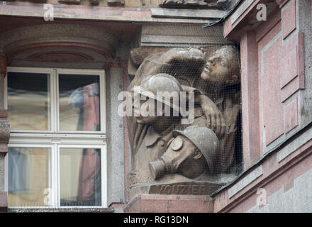 Close-up plastische Relief von Jan Stursa der alten tschechischen Rondocubism Gebäude, das 1921 gebaut wurde erstellt - 1923 Na Porici (zum Strand) Straße 24. Stockfoto