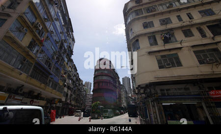 HONGKONG - JULI 14: Das alte Gebäude im flatiron-Stil im Viertel Kwa Wan am 14 2012. Juli. Zu Kwa Wan wird später als die Shatin nach Central wieder aufgebaut werden Stockfoto