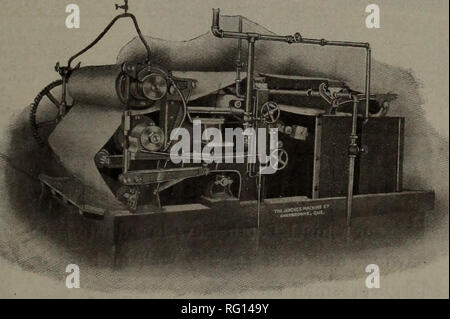 . Kanadische Forstindustrie 1903. Holzschlag; Wälder und Forstwirtschaft; Wald; Wald - zellstoffindustrie; Holz verarbeitenden Industrien. Sie können praktisch Zwölf gute Achsen zu den Dutzend in Kauf.... DvindaLS Achsen DUNDAS AX arbeitet Dundasi Ontario in dieser Art von Maschine, selbst Druck auf Filz ist durch Hy- Draulik Druck Zylinder auf jeder Seite der Maschine durch die Pis-t auf compound Hebeln, die Druck auf die Rollen zu 1000 Zeiten, die in den Kolben Druck an wird durch den Bediener variiert erhöhen handeln gesichert. Ich verbesserte Nass Maschine Muster mit HydraLulically geladen. Kolls drücken. Ich habe wir auch b Stockfoto