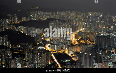 Die vogelperspektive der Halbinsel Kowloon Stadt, an der Küste der Insel Hong Kong und Victoria Hafen Hafen zu Küste Stockfoto