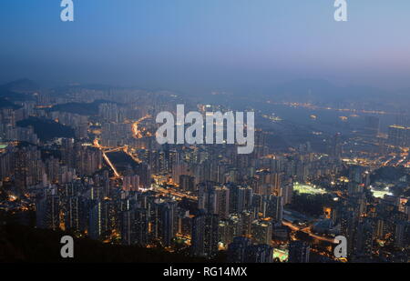 Die vogelperspektive der Halbinsel Kowloon Stadt, an der Küste der Insel Hong Kong und Victoria Hafen Hafen zu Küste Stockfoto