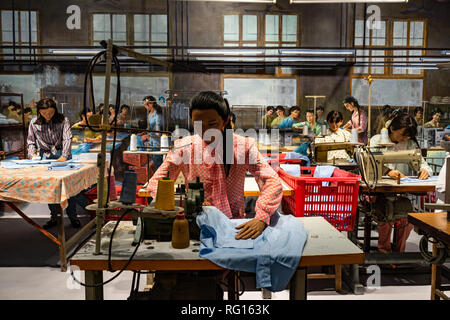 Chinesische Diorama, Arbeiter nähen in den 1970er und 1980er Jahren von China an spezielle 40-jähriges Jubiläum Ausstellung von Chinas Reform und Öffnung Stockfoto