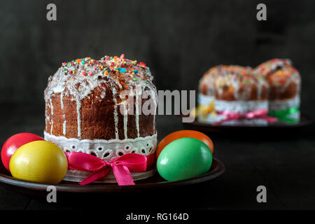 Traditionelle Christlich-orthodoxen Ostern essen. Ostern Kuchen und bemalte Eier auf den Tisch. Stockfoto
