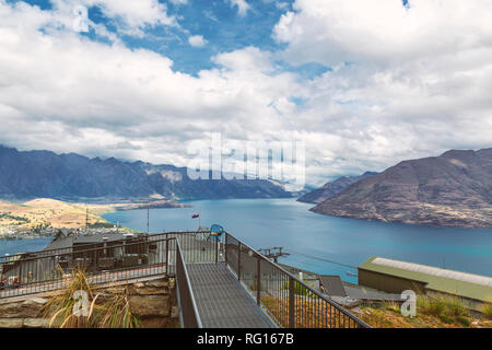 Schöne Sicht auf den See Wakatipu in Queenstown aus dem Hügel an einem bewölkten Tag Stockfoto