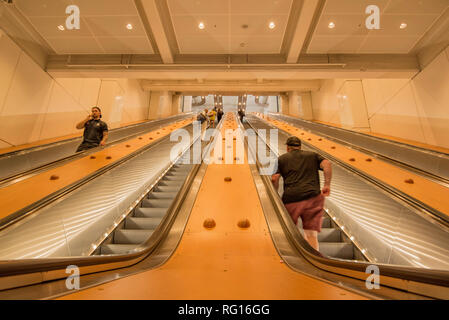 Menschen, die auf der neu renovierten Yrok Street Ausfahrt rolltreppen an der Wynyard Station in Sydneys CBD, NSW, Australien Stockfoto