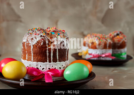 Traditionelle Christlich-orthodoxen Ostern essen. Ostern Kuchen und bemalte Eier auf den Tisch. Stockfoto