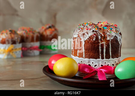 Traditionelle Christlich-orthodoxen Ostern essen. Ostern Kuchen und bemalte Eier auf den Tisch. Stockfoto