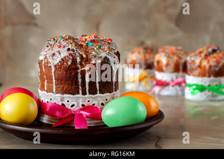 Traditionelle Christlich-orthodoxen Ostern essen. Ostern Kuchen und bemalte Eier auf den Tisch. Stockfoto