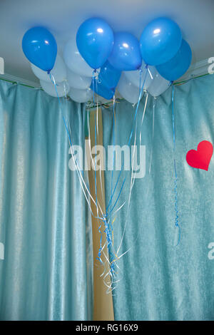 Helium Luftballons. Himmel und weißen Luftballons schweben auf die weiße Decke im Zimmer für die Partei. Himmel und weißen oder Kindergeburtstag Dekoration int Stockfoto