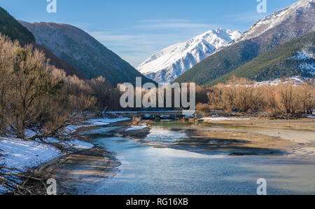 Barrea See an einem sonnigen Morgen. Abruzzen, Italien. Stockfoto