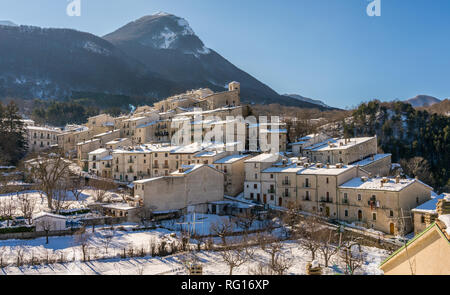 Civitella Bomba auf einem sonnigen Morgen. Abruzzen, Italien. Stockfoto