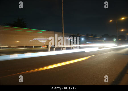 Verschlusszeit (lange Belichtung) schoß auf die Brücke Stockfoto