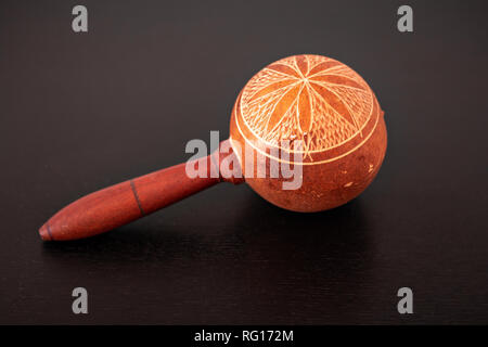 Kubanische Maracas. Traditionelles Musikinstrument aus natürlichen Materialien Stockfoto