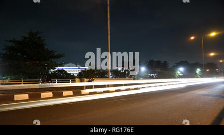 Verschlusszeit (lange Belichtung) schoß auf die Brücke Stockfoto