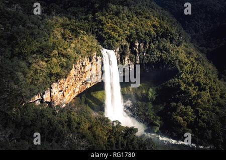 Luftaufnahme von Caracol Wasserfall - Canela, Rio Grande do Sul, Brasilien Stockfoto