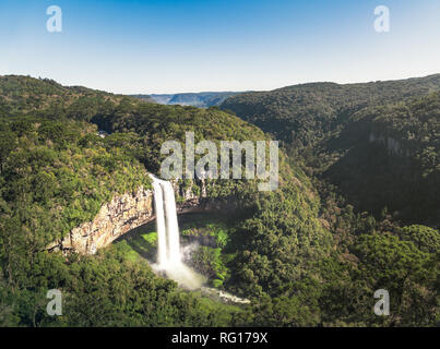 Luftaufnahme von Caracol Wasserfall - Canela, Rio Grande do Sul, Brasilien Stockfoto