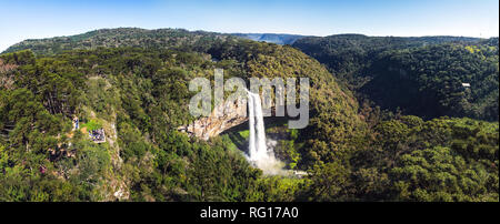 Panoramablick auf das Luftbild von Caracol Wasserfall - Canela, Rio Grande do Sul, Brasilien Stockfoto