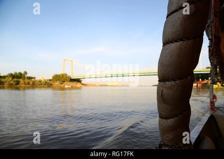 Blur im Sudan die Kreuzfahrt in den weißen Nilo zu den blauen Nilo das Boot im Wasser und Sunrise Stockfoto