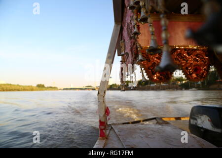 Blur im Sudan die Kreuzfahrt in den weißen Nilo zu den blauen Nilo das Boot im Wasser und Sunrise Stockfoto