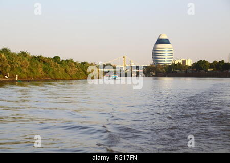 Blur im Sudan die Kreuzfahrt in den weißen Nilo zu den blauen Nilo das Boot im Wasser und Sunrise Stockfoto