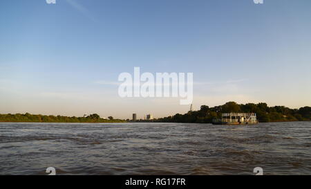 Blur im Sudan die Kreuzfahrt in den weißen Nilo zu den blauen Nilo das Boot im Wasser und Sunrise Stockfoto