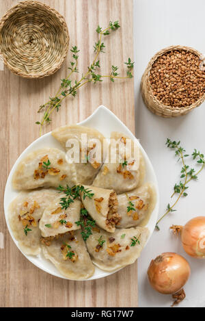 Knödel mit Buchweizen Brei und gebratenen Zwiebeln. Dies ist ein sehr beliebtes Essen in Polen Stockfoto