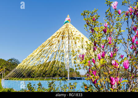 Buddhistische betet Fahnen auf chagdud Gonpa Khadro Ling buddhistischen Tempel - Tres Coroas, Rio Grande do Sul, Brasilien Stockfoto