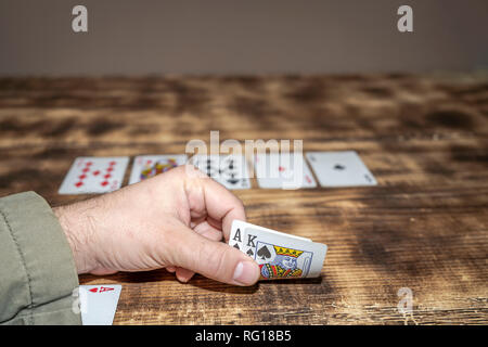 Poker zu spielen, aus der Muffe Quellen ace ein Zeichen von Betrug im Spiel Stockfoto